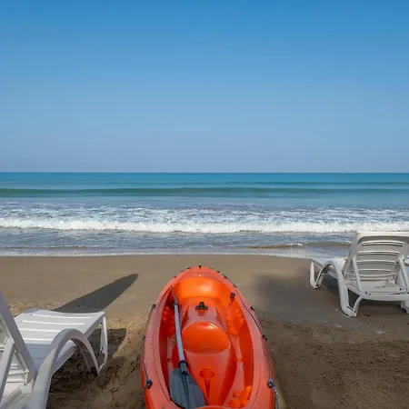 Tropic Beach Resort Hotel 3* Side